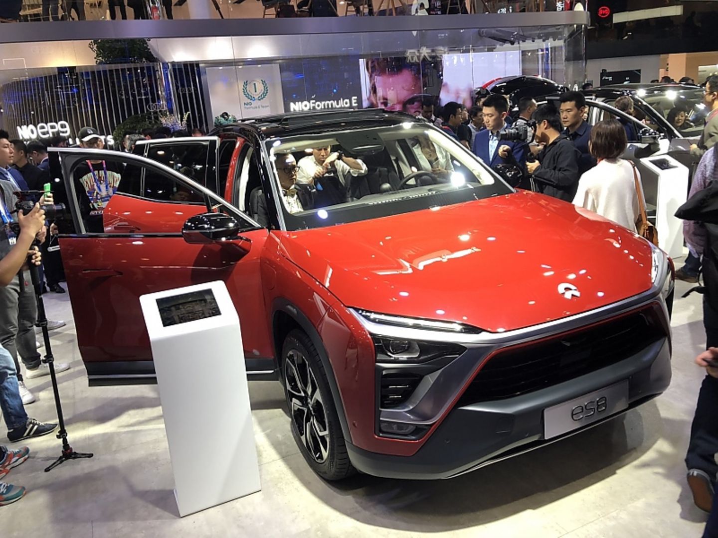 Nio ES8