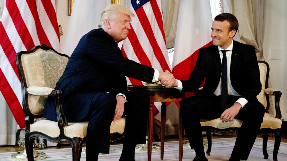 Donald Trump Und Emmanuel Macron: Drei Hände, Zwei Männer, Eine ...