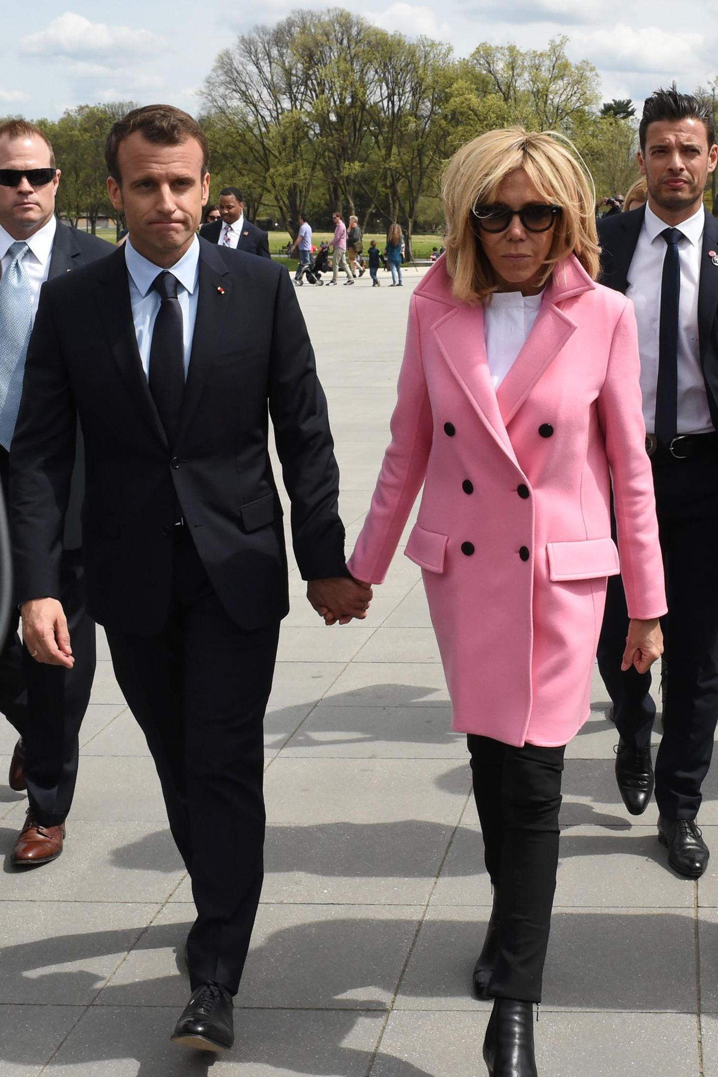 Brigitte Macron und Melania Trump Direkt nach ihrer Ankunft besuchten der französische Präsident Emmanuel Macron und seine Frau Brigitte das Lincoln Memorial in Washington. Die Première Dame sorgte in ihrem rosa Louis-Vuitton-Mantel für Farbe zwischen all den Anzug tragenden Männern.