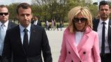 Direkt nach ihrer Ankunft besuchten der französische Präsident Emmanuel Macron und seine Frau Brigitte das Lincoln Memorial in Washington. Die Première Dame sorgte in ihrem rosa Louis-Vuitton-Mantel für Farbe zwischen all den Anzug tragenden Männern.