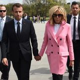 Direkt nach ihrer Ankunft besuchten der französische Präsident Emmanuel Macron und seine Frau Brigitte das Lincoln Memorial in Washington. Die Première Dame sorgte in ihrem rosa Louis-Vuitton-Mantel für Farbe zwischen all den Anzug tragenden Männern.