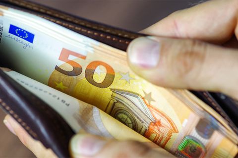 Portemonnaie mit 50-Euro-Scheinen