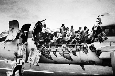 Unmittelbar nach der Notlandung auf dem Flughafen Kahului der Hawaii-Insel Maui: In der vorderen Kabine hatten sich im Reiseflug Dach und Seitenwände gelöst.