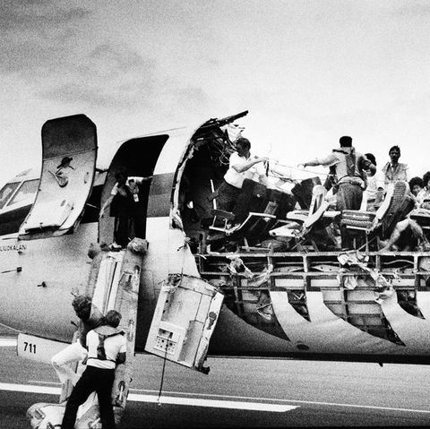 Unmittelbar nach der Notlandung auf dem Flughafen Kahului der Hawaii-Insel Maui: In der vorderen Kabine hatten sich im Reiseflug Dach und Seitenwände gelöst.