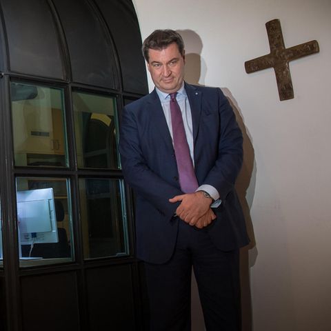 Markus Söder und Journalisten vor dem Kreuz in der Münchner Staatskanzlei