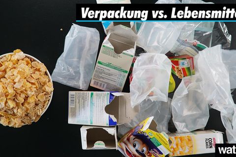 Eine Schüssel Cornflakes, eine ganze Tüte voll Verpackung