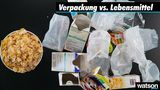 Eine Schüssel Cornflakes, eine ganze Tüte voll Verpackung