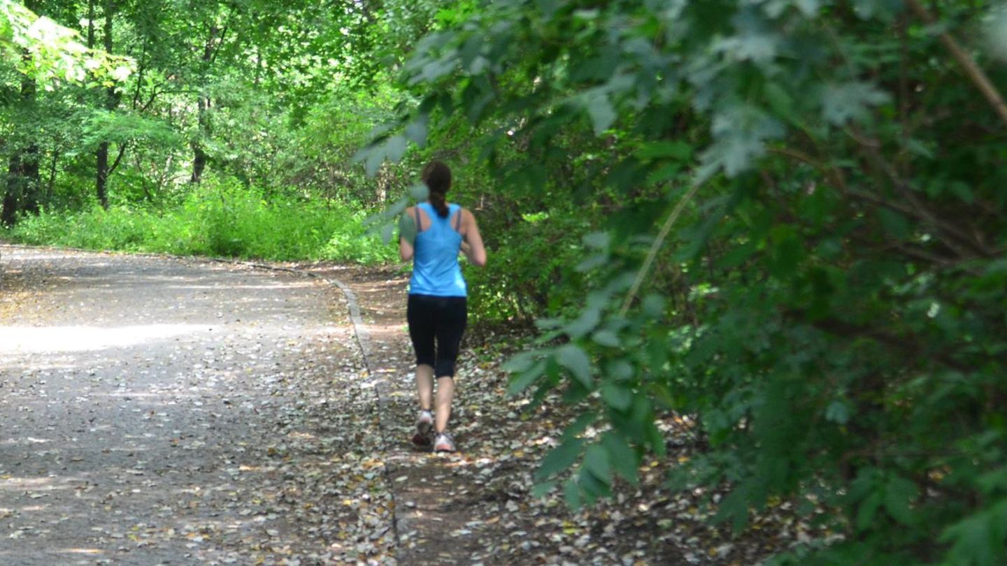 Joggerin in Park vergewaltigt
