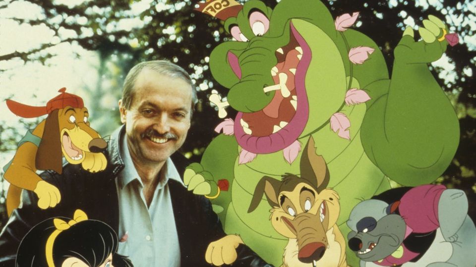 Trickfilmzeichner Don Bluth am Schreibtisch Trickfilmzeichner Don Bluth am Schreibtisch