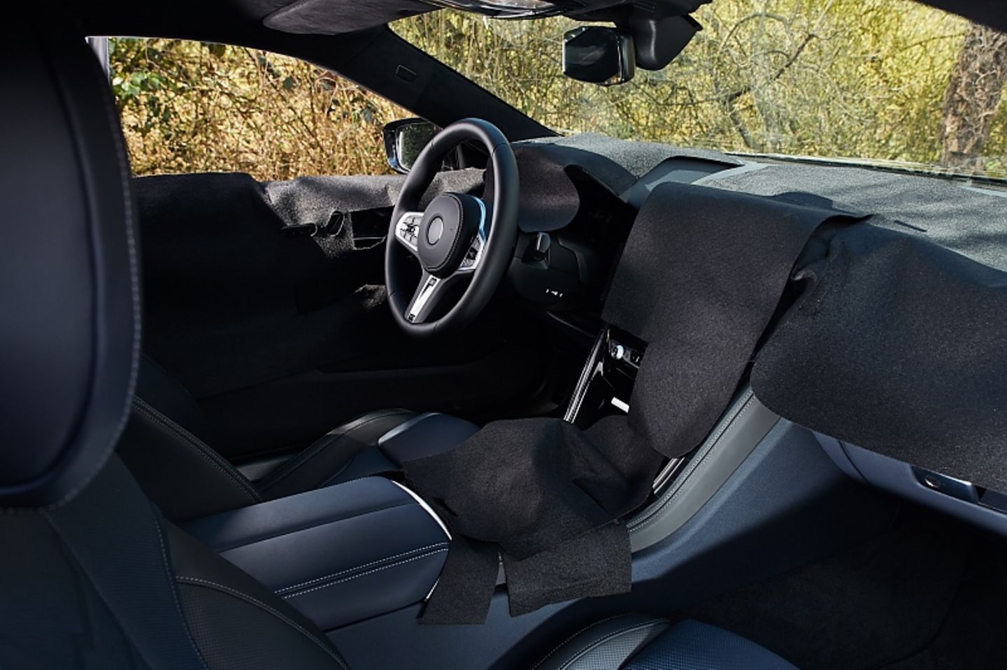Das Cockpit ist noch vor neugierigen Blicken geschützt, aber digitale Instrumente sind selbstverständlich