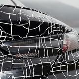 Darunter dürften sich schmale Rückleuchten verbergen