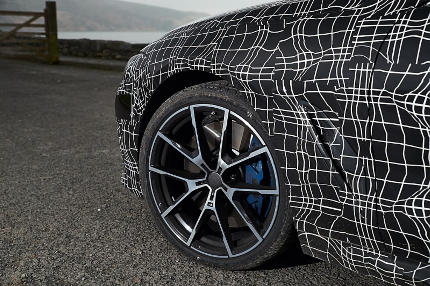 Der BMW 8er steht auf 20 Zoll Rädern