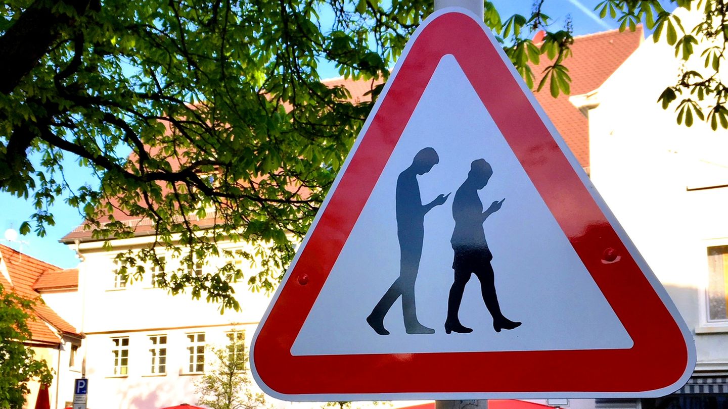 Reutlingen: Ein mysteriöses Straßenschild warnt vor Smartphone