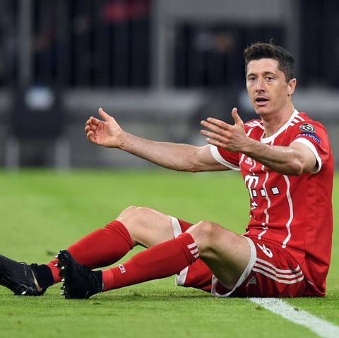Robert Lewandowski am Boden: das ist bei seiner Form aktuell durchaus symbolisch zu verstehen