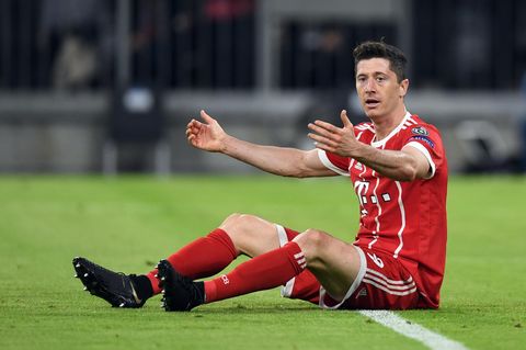 Robert Lewandowski am Boden: das ist bei seiner Form aktuell durchaus symbolisch zu verstehen