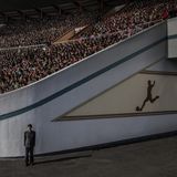 Fotograf: Roger Turesson     9. April 2017    3. Preis im Segment "Einzelfotos"     Eine Menschenmenge wartet auf den Start des Pjöngjang-Marathons im Kim-il-sung-Stadion, ein Funktionär bewacht den Ausgang, in Pjöngjang, Nordkorea.    Über 50.000 Zuschauer hatten sich zu diesem Anlass eingefunden. Weitere tausende Zuschauer säumten die Straßen der nordkoreanischen Hauptstadt. Die Strecke führte die Läufer an Wahrzeichen wie dem Triumphbogen, den Kim-Il-sung-Platz und dem großen Opernhaus entlang.    Nordkorea ist eine der isoliertesten und verschlossensten Nationen der Welt. Es ist ein Führer-Kult um die Kim-Dynastie entstanden, von Kim Il-sung (dem Großen Führer) über seinen Sohn Kim Jong-il (den Lieben Führer) zum Enkel, dem jetzigen Obersten Führer Kim Jong-un. Das Land wird unter strenger staatlicher Kontrolle regiert. Die Medien werden stark zensiert. Ausländische Pressevertreter werden nicht zugelassen, oder wenn dies doch der Fall ist, ständig begleitet.
