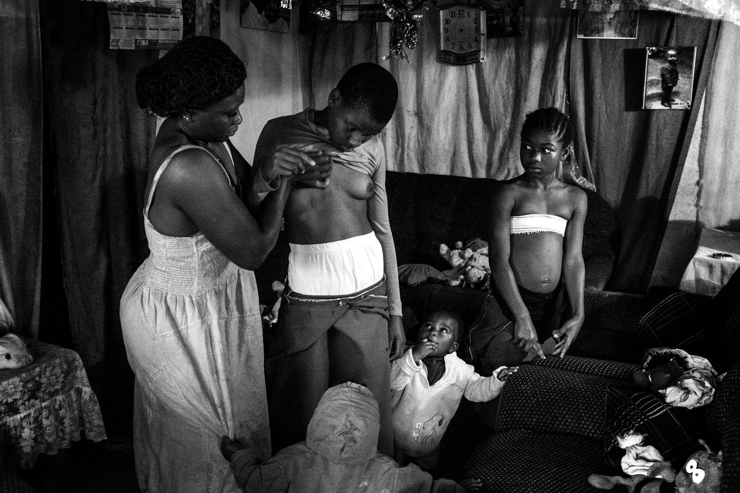 Ausgezeichnete Fotografie: Fotografin: Heba Khamis 6. November - 7. Dezember 2016 1. Preis im Segment "Serien" In Kamerun ist die Tradition des Brustbügelns verbreitet. Dabei werden die Brüste junger Mädchen unter Druck mit erhitzten Gegenständen gerieben, um das Wachstum der Brüste zu hemmen oder zu unterdrücken. Man glaubt, dass die Mädchen dadurch langsamer heranreifen und vor Vergewaltigungen oder sexueller Belästigung geschützt werden. Normalerweise wird dies von der Mutter oder einer älteren Verwandten des Mädchens getan. Je nach Region geht man dabei anders vor. Manchmal werden die Brüste mit einem Gurt abgebunden, oder es wird ein erhitzter Mahlstein, Spatel oder Stößel auf die Brüste gedrückt oder gerieben. Hier massiert Veronica (28) die Brüste ihrer Tochter Michelle (10), ihre anderen Kinder schauen zu. Fotografin: Heba Khamis 6. November - 7. Dezember 2016 1. Preis im Segment "Serien" In Kamerun ist die Tradition des Brustbügelns verbreitet. Dabei werden die Brüste junger Mädchen unter Druck mit erhitzten Gegenständen gerieben, um das Wachstum der Brüste zu hemmen oder zu unterdrücken. Man glaubt, dass die Mädchen dadurch langsamer heranreifen und vor Vergewaltigungen oder sexueller Belästigung geschützt werden. Normalerweise wird dies von der Mutter oder einer älteren Verwandten des Mädchens getan. Je nach Region geht man dabei anders vor. Manchmal werden die Brüste mit einem Gurt abgebunden, oder es wird ein erhitzter Mahlstein, Spatel oder Stößel auf die Brüste gedrückt oder gerieben. Hier massiert Veronica (28) die Brüste ihrer Tochter Michelle (10), ihre anderen Kinder schauen zu.
