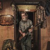 Fotograf: Espen Rasmussen    23. September - 1. Oktober 2017    3. Preis im Segment "Serien"  Diese Serie wurde in den Wochen nach der "Unite the Right"- Kundgebung in Charlottesville, Virginia, gemacht. Es war das erste Treffen von ultranationalistischen Gruppierungen aus dem ganzen Land seit Jahrzehnten. Unter anderem sollte damit gegen die Entfernung des Standbilds des konföderierten Generals Robert E. Lee protestiert werden. Auf seiner Reise durch drei US-Staaten begegnete der Fotograf ganz verschiedenen Menschen, von rechtsextremen Aktivisten bis hin zu Patrioten oder Menschen, die mit der Weise, wie die USA regiert werden, unzufrieden sind. Er wollte verstehen, warum sich die "weiße Wut" Bahn bricht.  Tommy Kinder, ein Patriot, posiert hier zuhause mit seinem Gewehr, in Fort Creek, West Virginia.