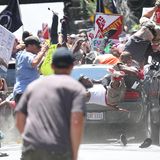 Fotograf: Ryan M. Kelly    12. August 2017    2. Preis im Segment "Einzelfotos"  Menschen werden durch die Luft geschleudert, als ein Auto in eine Gruppe von Demonstranten gegen eine "Unite the Right"-Kundgebung in Charlottesville, Virginia, USA, hineinfährt.    Der Aufmarsch weißer Nationalisten richtete sich gegen die geplante Entfernung eines Standbilds des konföderierten Generals Robert E. Lee. James Alex Fields jr. raste mit seinem Auto in ein anderes Auto, das mit einem Kleinbus in eine Gruppe antirassistischer Demonstranten geschoben wurde. Heather Heyer (32) kam ums Leben, weitere 19 Menschen wurden verletzt. Fields entkam im eigenen Auto, wurde aber von der Polizei angehalten und später des Mordes angeklagt.