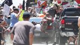 Fotograf: Ryan M. Kelly    12. August 2017    2. Preis im Segment "Einzelfotos"  Menschen werden durch die Luft geschleudert, als ein Auto in eine Gruppe von Demonstranten gegen eine "Unite the Right"-Kundgebung in Charlottesville, Virginia, USA, hineinfährt.    Der Aufmarsch weißer Nationalisten richtete sich gegen die geplante Entfernung eines Standbilds des konföderierten Generals Robert E. Lee. James Alex Fields jr. raste mit seinem Auto in ein anderes Auto, das mit einem Kleinbus in eine Gruppe antirassistischer Demonstranten geschoben wurde. Heather Heyer (32) kam ums Leben, weitere 19 Menschen wurden verletzt. Fields entkam im eigenen Auto, wurde aber von der Polizei angehalten und später des Mordes angeklagt.