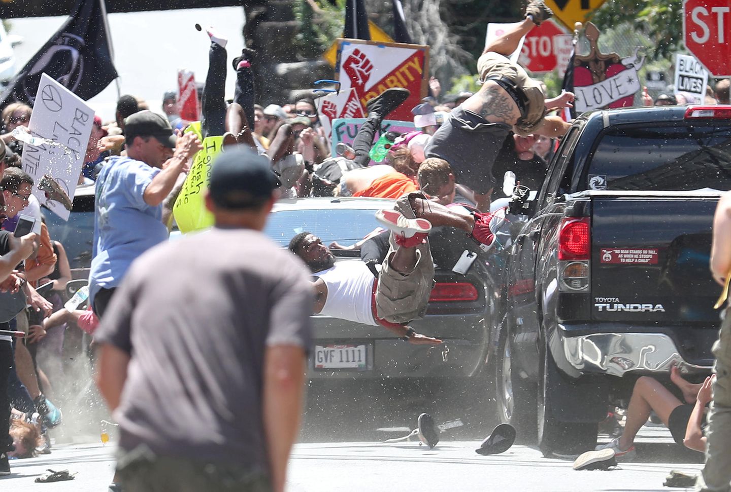 Fotograf: Ryan M. Kelly    12. August 2017    2. Preis im Segment "Einzelfotos"  Menschen werden durch die Luft geschleudert, als ein Auto in eine Gruppe von Demonstranten gegen eine "Unite the Right"-Kundgebung in Charlottesville, Virginia, USA, hineinfährt.    Der Aufmarsch weißer Nationalisten richtete sich gegen die geplante Entfernung eines Standbilds des konföderierten Generals Robert E. Lee. James Alex Fields jr. raste mit seinem Auto in ein anderes Auto, das mit einem Kleinbus in eine Gruppe antirassistischer Demonstranten geschoben wurde. Heather Heyer (32) kam ums Leben, weitere 19 Menschen wurden verletzt. Fields entkam im eigenen Auto, wurde aber von der Polizei angehalten und später des Mordes angeklagt.