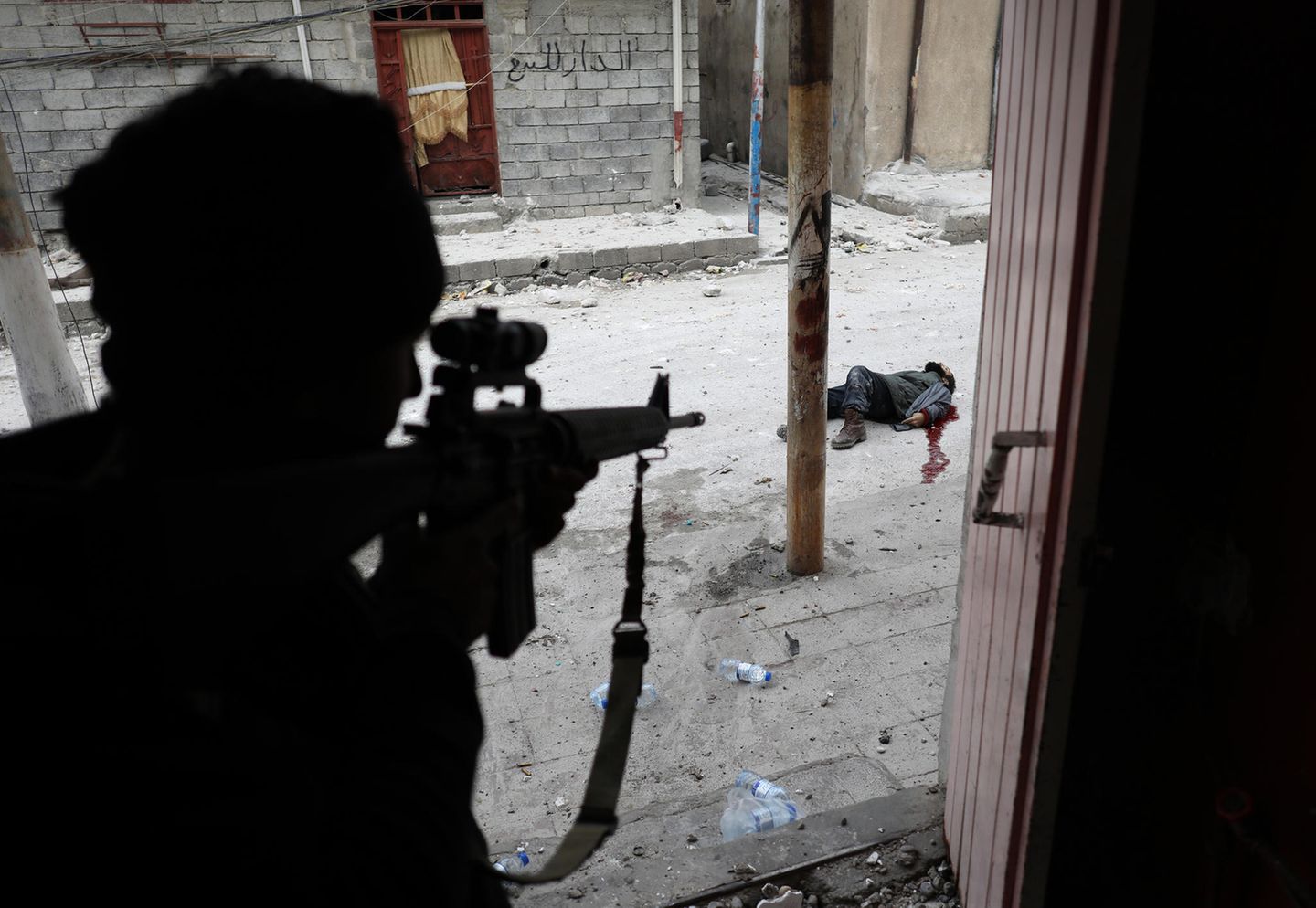 Ausgezeichnete Fotografie: Fotograf: Goran Tomasevic 3. März 2017 3. Preis im Segment "Einzelfotos" Ein Soldat der irakischen Spezialkräfte, kurz nachdem er während der Offensive zur Rückeroberung von Mossul einen mutmaßlichen Selbstmordattentäter erschossen hat. Die Schlacht um die Rückeroberung von Mossul vom IS dauerte vom Oktober 2016 bis zum Juli 2017. In einigen Stadtteilen wurde auch danach noch gegen versprengte IS-Milizen gekämpft. Selbstmordattentate waren eine häufig von den Milizen eingesetzte Taktik. Fotograf: Goran Tomasevic 3. März 2017 3. Preis im Segment "Einzelfotos" Ein Soldat der irakischen Spezialkräfte, kurz nachdem er während der Offensive zur Rückeroberung von Mossul einen mutmaßlichen Selbstmordattentäter erschossen hat. Die Schlacht um die Rückeroberung von Mossul vom IS dauerte vom Oktober 2016 bis zum Juli 2017. In einigen Stadtteilen wurde auch danach noch gegen versprengte IS-Milizen gekämpft. Selbstmordattentate waren eine häufig von den Milizen eingesetzte Taktik.