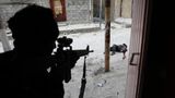 Fotograf: Goran Tomasevic  3. März 2017  3. Preis im Segment "Einzelfotos"  Ein Soldat der irakischen Spezialkräfte, kurz nachdem er während der Offensive zur Rückeroberung von Mossul einen mutmaßlichen Selbstmordattentäter erschossen hat.    Die Schlacht um die Rückeroberung von Mossul vom IS dauerte vom Oktober 2016 bis zum Juli 2017. In einigen Stadtteilen wurde auch danach noch gegen versprengte IS-Milizen gekämpft. Selbstmordattentate waren eine häufig von den Milizen eingesetzte Taktik.