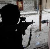 Fotograf: Goran Tomasevic  3. März 2017  3. Preis im Segment "Einzelfotos"  Ein Soldat der irakischen Spezialkräfte, kurz nachdem er während der Offensive zur Rückeroberung von Mossul einen mutmaßlichen Selbstmordattentäter erschossen hat.    Die Schlacht um die Rückeroberung von Mossul vom IS dauerte vom Oktober 2016 bis zum Juli 2017. In einigen Stadtteilen wurde auch danach noch gegen versprengte IS-Milizen gekämpft. Selbstmordattentate waren eine häufig von den Milizen eingesetzte Taktik.