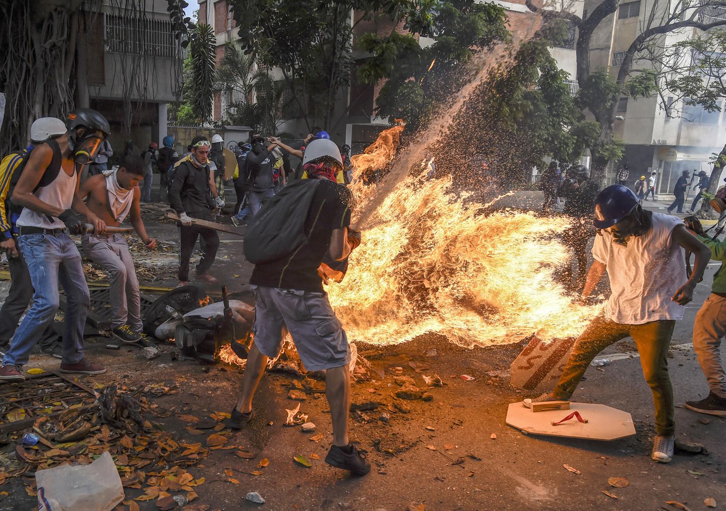Fotograf: Juan Barreto    3. Mai 2017    3. Preis im Segment "Serien"  Bei Protesten gegen den venezolanischen Präsidenten Maduro gerät José Víctor Salazar Balza (28) in Brand, nachdem der Tank eines Motorrads explodiert ist.    Gewaltsame Ausschreitungen zwischen Demonstranten und der Nationalgarde waren ausgebrochen. Dem Anschein nach wurde das Motorrad eines Nationalgardisten von Demonstranten zerstört. Manchen der unterschiedlichen Berichte über den Vorfall zufolge löste ein von Demonstranten auf den Tank geworfenes Objekt die Explosion aus. Anderen Berichten zufolge fing Balzas Kleidung so leicht Feuer, weil diese durch einen von ihm selbst oder einem anderen Demonstranten mitgeführten Sprengsatz mit Benzin getränkt war.    Balza überlebte den Vorfall trotz schwerer Verbrennungen an über 70 Prozent seines Körpers.    Ein anderes Bild des brennenden Balza wurde zum World Press Photo 2018 gewählt. (Es ist Bild 1 dieser Fotostrecke.)
