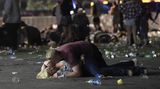 Fotograf: David Becker    1. Oktober 2017    1. Preis im Segment "Serien"  58 Menschen wurden getötet und mehr als 500 verletzt, als Amokschütze Stephen Paddock das Feuer eröffnete auf eine Menschenmenge von rund 22.000 Besuchern des Country-Festivals "Route 91 Harvest" im Mandalay Bay Resort and Casino, Las Vegas, Nevada, USA.    Paddock beschoss sie zehn Minuten lang aus dem 32. Stock eines Hotels. Nach der Bluttat brachte Paddock sich in seinem Hotelzimmer um. Dort wurden 23 Schusswaffen gefunden, einige davon mit einem "Bump Stock" so umgebaut, dass sie wie vollautomatische Waffen 400 bis 800 Schüsse pro Minute abfeuern konnten. Paddock war nicht vorbestraft, ein Motiv für das Massaker wurde nicht gefunden.    Ein Mann wirft sich hier schützend über eine Frau, andere rennen vor den Schüssen weg.