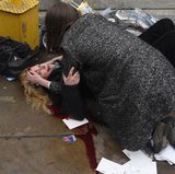 Fotograf: Toby Melville    22. März 2017    2. Preis im Segment "Serien"  Am 22. März raste Khalid Masood mit einem gemieteten Geländewagen über den Bürgersteig der Westminster Bridge beim britischen Parlament im Herzen Londons. Drei Menschen starben sofort, zwei weitere in den Tagen nach dem Attentat; mindestens 40 wurden verletzt.    Mit zwei Messern bewaffnet verließ Masood das Fahrzeug und versuchte, auf das Parlamentsgelände zu kommen. Dort erstach er einen der Polizisten, die ihn aufhalten wollten, dann wurde er selbst erschossen. Obwohl der IS sich zu dem Anschlag bekannte, fand die Polizei keine Beweise für Verbindungen zwischen Masood und dem IS oder al-Qaida.    Eine Passantin tröstet hier die amerikanische Touristin Melissa Cochran. Cochran überlebte, verlor aber bei dem Angriff ihren Mann Kurt.