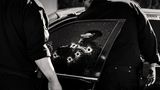 Fotograf: Javier Arcenillas     3. Preis     Viele Lateinamerikaner, die jahrelange Erfahrungen mit sozialem Chaos, Drogenhandel und politischer Korruption haben, wollen sich gegen die Gewalt wehren, von der ihre Länder betroffen sind. Nimmt man noch die Gewalt dazu, die mit dem Drogenhandel und mit dem "Krieg gegen Drogen" einherging, so gehören mehrere lateinamerikanische Städte zu den weltweit gewalttätigsten Städten außerhalb von Konfliktzonen.    Dieses Projekt beschreibt Angst, Wut und Machtlosigkeit der Opfer im täglichen Terror der maras (Straßenbanden) und anderer Formen der Gewalt in Honduras, El Salvador, Guatemala und Kolumbien, sowie die Entschlossenheit, dies zu beenden.    Die Polizei untersucht hier das Auto im noblen Hotel- und Ausgehviertel Zona Viva in Guatemala- Stadt, Guatemala, in dem die 31 Jahre alte Karina Marlene erschossen wurde ...