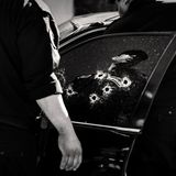 Fotograf: Javier Arcenillas     3. Preis     Viele Lateinamerikaner, die jahrelange Erfahrungen mit sozialem Chaos, Drogenhandel und politischer Korruption haben, wollen sich gegen die Gewalt wehren, von der ihre Länder betroffen sind. Nimmt man noch die Gewalt dazu, die mit dem Drogenhandel und mit dem "Krieg gegen Drogen" einherging, so gehören mehrere lateinamerikanische Städte zu den weltweit gewalttätigsten Städten außerhalb von Konfliktzonen.    Dieses Projekt beschreibt Angst, Wut und Machtlosigkeit der Opfer im täglichen Terror der maras (Straßenbanden) und anderer Formen der Gewalt in Honduras, El Salvador, Guatemala und Kolumbien, sowie die Entschlossenheit, dies zu beenden.    Die Polizei untersucht hier das Auto im noblen Hotel- und Ausgehviertel Zona Viva in Guatemala- Stadt, Guatemala, in dem die 31 Jahre alte Karina Marlene erschossen wurde ...