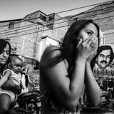 ... vom gleichen Fotografen stammt diese Szene aus  Medellín, Kolumbien. Frauen laufen entlang einer Wandmalerei des Drogenbosses Pablo Escobar, der später Politiker wurde, im Barrio de la Milagrosa. Bevor er 1993 erschossen wurde, war Escobar in manchen Stadtteilen beliebt, weil er zum Bau von Wohnungen in ärmeren Vierteln beigetragen hatte.