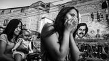 ... vom gleichen Fotografen stammt diese Szene aus  Medellín, Kolumbien. Frauen laufen entlang einer Wandmalerei des Drogenbosses Pablo Escobar, der später Politiker wurde, im Barrio de la Milagrosa. Bevor er 1993 erschossen wurde, war Escobar in manchen Stadtteilen beliebt, weil er zum Bau von Wohnungen in ärmeren Vierteln beigetragen hatte.