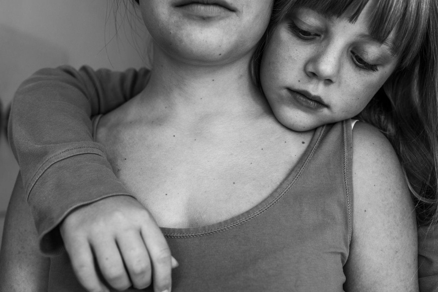 Fotografin: Carla Kogelman    19. Juli 2012 - 29. August 2017    1. Preis     Die Geschwister Hannah und Alena leben in Merkenbrechts, einem Bioenergiedorf von etwa 170  Einwohnern im Waldviertel, einem ländlichen abgelegenen Gebiet Österreichs nahe der tschechischen Grenze. Die Mädchen, die zwei ältere Brüder haben, verbringen die meiste Zeit gemeinsam. Sie führen ein sorgloses Leben, schwimmen und spielen im Freien.    In einem Bioenergiedorf wird ein Großteil des eigenen Energiebedarfs aus regionaler Biomasse und anderen erneuerbaren Trägern gedeckt. Die Fotografin hat Hannah und Alena seit 2012 fotografiert. Sie besucht sie jedes Jahr mehrere Wochen, meistens im Sommer, und verfolgt, wie sie gemeinsam aufwachsen. Hier ist Hannah gemeinsam mit ihrer Freundin Ivana zu sehen...