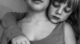Fotografin: Carla Kogelman    19. Juli 2012 - 29. August 2017    1. Preis     Die Geschwister Hannah und Alena leben in Merkenbrechts, einem Bioenergiedorf von etwa 170  Einwohnern im Waldviertel, einem ländlichen abgelegenen Gebiet Österreichs nahe der tschechischen Grenze. Die Mädchen, die zwei ältere Brüder haben, verbringen die meiste Zeit gemeinsam. Sie führen ein sorgloses Leben, schwimmen und spielen im Freien.    In einem Bioenergiedorf wird ein Großteil des eigenen Energiebedarfs aus regionaler Biomasse und anderen erneuerbaren Trägern gedeckt. Die Fotografin hat Hannah und Alena seit 2012 fotografiert. Sie besucht sie jedes Jahr mehrere Wochen, meistens im Sommer, und verfolgt, wie sie gemeinsam aufwachsen. Hier ist Hannah gemeinsam mit ihrer Freundin Ivana zu sehen...