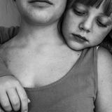 Fotografin: Carla Kogelman    19. Juli 2012 - 29. August 2017    1. Preis     Die Geschwister Hannah und Alena leben in Merkenbrechts, einem Bioenergiedorf von etwa 170  Einwohnern im Waldviertel, einem ländlichen abgelegenen Gebiet Österreichs nahe der tschechischen Grenze. Die Mädchen, die zwei ältere Brüder haben, verbringen die meiste Zeit gemeinsam. Sie führen ein sorgloses Leben, schwimmen und spielen im Freien.    In einem Bioenergiedorf wird ein Großteil des eigenen Energiebedarfs aus regionaler Biomasse und anderen erneuerbaren Trägern gedeckt. Die Fotografin hat Hannah und Alena seit 2012 fotografiert. Sie besucht sie jedes Jahr mehrere Wochen, meistens im Sommer, und verfolgt, wie sie gemeinsam aufwachsen. Hier ist Hannah gemeinsam mit ihrer Freundin Ivana zu sehen...