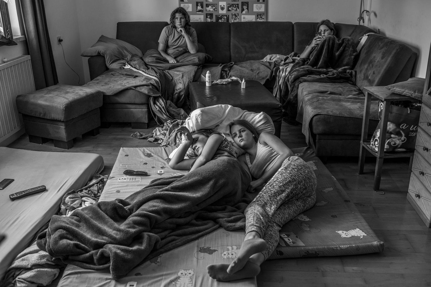 ...ebenfalls von Carla Kogelmann wurde diese Szene festgehalten. Hier schauen Hannah und Alena Fernsehen mit zwei Freundinnen, Anna und Isabel.