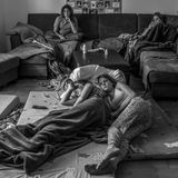 ...ebenfalls von Carla Kogelmann wurde diese Szene festgehalten. Hier schauen Hannah und Alena Fernsehen mit zwei Freundinnen, Anna und Isabel.