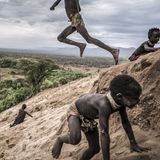 Fotograf: Fausto Podavini     24. Juli 2011 - 24. November 2017    2. Preis     Der Gibe-III-Staudamm im Omo-Fluss in Äthiopien hat nicht nur Auswirkungen für die Bewohner des Omo-Tals, sondern auch auf die Anwohner des Turkana-Sees in Kenia (in den der Omo einmündet). In diesem Tal leben Menschen acht verschiedener Ethnizitäten in einem empfindlichen Gleichgewicht mit der Umwelt. Für ihre Lebensmittelversorgung sind sie auf den Fluss angewiesen.    Die äthiopische Regierung sieht diesen Damm als gewinnbringende Wasserkraftanlage, Quelle von Wasser für die großflächige Landwirtschaft und als Touristen-Attraktion und bestreitet Vorwürfe über die negativen Umweltauswirkungen. Kritiker weisen auf die abnehmende Biodiversität, den sinkenden Wasserstand im Turkana-See, die geringeren Ablagerungen von fruchtbarem Boden durch die jährlichen Überschwemmungen und die Vertreibung traditioneller Völker hin.    Der Fotograf besuchte das Omo-Tal, um mit der Fotostrecke einen gedanklichen Anstoß zu geben, wie Investitionen das Gleichgewicht von Mensch und Umwelt gefährden können. In dieser Szene spielen indigene Karo-Kinder im Sand am Ufer des Omo-Flusses. Die Karo sind auf den Fluss angewiesen: auf Fisch und auf die in dem fruchtbaren Überschwemmungsboden angebauten Nutzpflanzen. Der Wald im Hintergrund wurde abgeholzt, um Platz für den Baumwollanbau zu schaffen ...