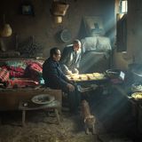 Fotograf: Li Huaifeng     11. November 2017    3. Preis im Segment "Einzelfotos"  Zwei Brüder leben in einem traditionellen yaodong (Erdhaus), das aus einem Hügel des Löss-Hochlands in Mittelchina ausgegraben wurde. Die Wände des Erdhauses isolieren besonders gut, sodass die Bewohner auch sehr kalte Winter überleben können.    Das yaodong, das es schon vor über 2000 Jahren gab, gehört zu den frühesten Haustypen von China. Das Löss-Hochland, am Ober- und Mittellauf des Gelben Flusses, hat ungefähr eine Fläche wie Frankreich. Der Löss-Boden — ein im Laufe der Jahrhunderte vom Wind abgelagerter feiner, mineralienreicher Schlamm — ist an manchen Stellen Hunderte Meter dick. Hier gibt es Millionen solcher yaodong-Erdhäuser. Der Löss hält die Erdhäuser nicht nur im Winter warm, sondern auch im Sommer kühl.    Diese Brüder, beide unverheiratet, haben fast ihr ganzes Leben in diesem yaodong verbracht.