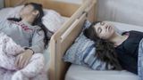 Fotograf: Magnus Wennman     2. März 2017    1. Preis im Segment "Einzelfotos"  Djeneta (rechts) liegt seit zweieinhalb Jahren in komaähnlichem Zustand im Bett, ihre Schwester Ibadeta seit über sechs Monaten. Sie leiden unter uppgivenhetssyndrom (Resignation Syndrome), in Horndal, Schweden.    Djeneta und Ibadeta sind Roma-Flüchtlinge aus dem Kosovo. Am Resignation Syndrome (RS) Erkrankte sind passiv, unbeweglich, stumm, unfähig zu essen und zu trinken, inkontinent und reagieren nicht auf physische Reize. Die Erkrankung scheint nur unter Flüchtlingen in Schweden vorzukommen. Auch wenn die Ursachen rätselhaft sind, halten die meisten Fachleute ein Trauma für einen bedeutenden Auslöser, neben einer Reaktion auf Stress und Depression. Völlig unklar ist auch, warum solche Krankheitsfälle nur in Schweden auftreten. Bisher sind nur Flüchtlingskinder von 7 bis 19 Jahren, hauptsächlich aus der ehemaligen Sowjetunion und dem früheren Jugoslawien, von RS betroffen. Bei vielen trat das Syndrom nach der Ablehnung des Asylantrags auf. Als Heilmittel wird oft vorgeschlagen, den Familien der Erkrankten eine Aufenthaltsgenehmigung zu gewähren.
