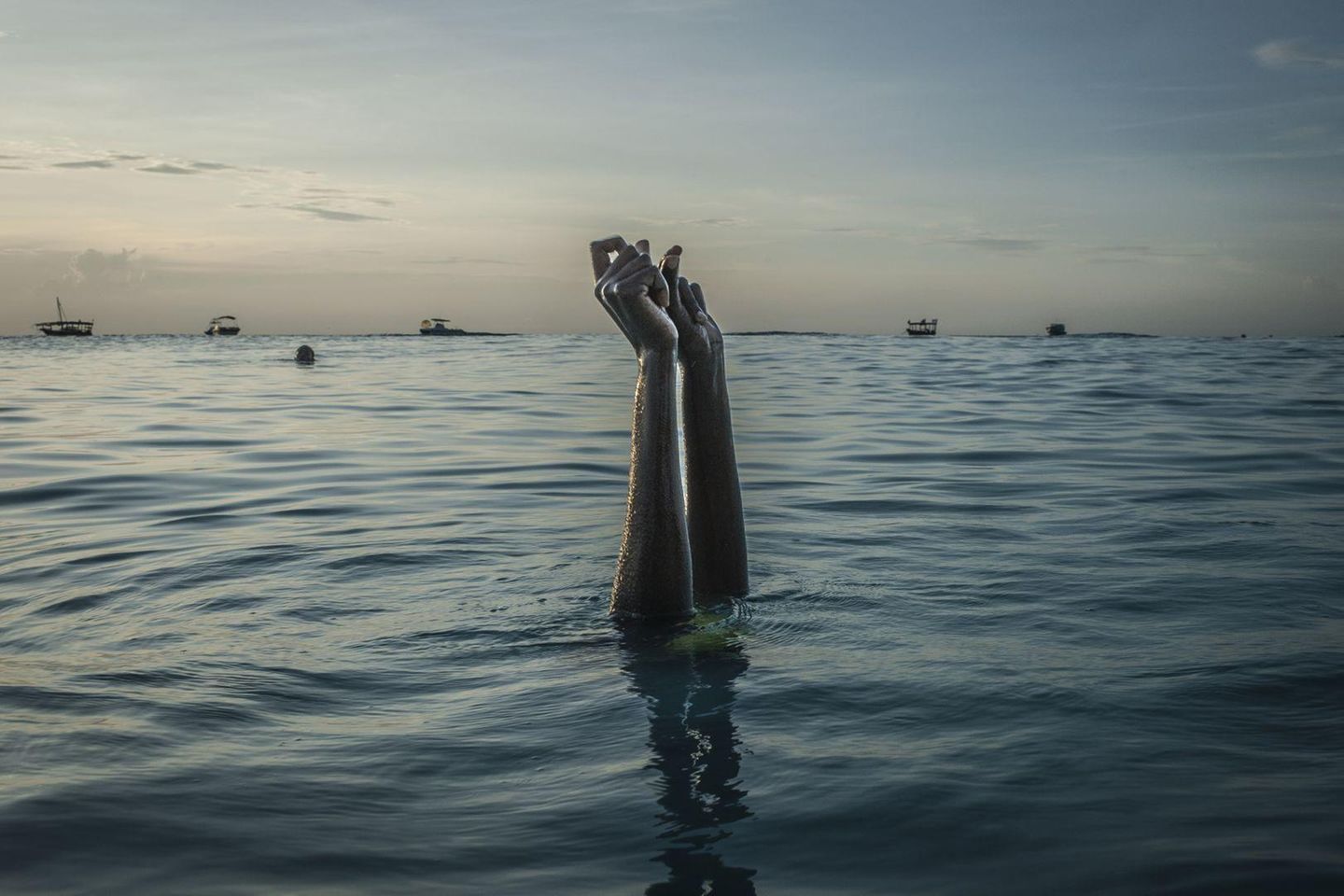 Ausgezeichnete Fotografie: Fotografin: Anna Boyiazis 17. Oktober - 29. Dezember 2016 2. Preis im Segment "Serien" Traditionell dürfen Mädchen auf dem Sansibar-Archipel meist nicht schwimmen lernen. Hauptsächlich liegt das an den Vorschriften der konservativen islamischen Kultur und dem Fehlen von bedeckender Badebekleidung. Im Dorf Nungwi, an der Nordspitze von Sansibar, bietet jetzt das Panje-Projekt (panje bedeutet "großer Fisch") Frauen und Mädchen die Möglichkeit, in körperbedeckenden Badeanzügen schwimmen zu lernen. So können sie ins Wasser gehen, ohne gegen ihre kulturellen oder religiösen Überzeugungen zu verstoßen. Hier taucht Schwimmlehrerin Chema (17) unter und schnipst über Wasser mit den Fingern, im Meer nahe dem Dorf Nungwi. Fotografin: Anna Boyiazis 17. Oktober - 29. Dezember 2016 2. Preis im Segment "Serien" Traditionell dürfen Mädchen auf dem Sansibar-Archipel meist nicht schwimmen lernen. Hauptsächlich liegt das an den Vorschriften der konservativen islamischen Kultur und dem Fehlen von bedeckender Badebekleidung. Im Dorf Nungwi, an der Nordspitze von Sansibar, bietet jetzt das Panje-Projekt (panje bedeutet "großer Fisch") Frauen und Mädchen die Möglichkeit, in körperbedeckenden Badeanzügen schwimmen zu lernen. So können sie ins Wasser gehen, ohne gegen ihre kulturellen oder religiösen Überzeugungen zu verstoßen. Hier taucht Schwimmlehrerin Chema (17) unter und schnipst über Wasser mit den Fingern, im Meer nahe dem Dorf Nungwi.