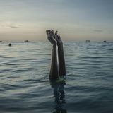 Fotografin: Anna Boyiazis     17. Oktober - 29. Dezember 2016    2. Preis im Segment "Serien"    Traditionell dürfen Mädchen auf dem Sansibar-Archipel meist nicht schwimmen lernen. Hauptsächlich liegt das an den Vorschriften der konservativen islamischen Kultur und dem Fehlen von bedeckender Badebekleidung. Im Dorf Nungwi, an der Nordspitze von Sansibar, bietet jetzt das Panje-Projekt (panje bedeutet "großer Fisch") Frauen und Mädchen die Möglichkeit, in körperbedeckenden Badeanzügen schwimmen zu lernen. So können sie ins Wasser gehen, ohne gegen ihre kulturellen oder religiösen Überzeugungen zu verstoßen. Hier taucht Schwimmlehrerin Chema (17) unter und schnipst über Wasser mit den Fingern, im Meer nahe dem Dorf Nungwi.