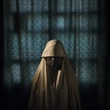 Fotograf: Adam Ferguson     29. März - 22. September 2017    1. Preis im Segment "Serien"  Porträts von Mädchen, die von der Terrorgruppe Boko Haram entführt wurden, fotografiert in Maiduguri im Bundesstaat Borno, Nigeria. Die Mädchen wurden mit Sprengstoff-Gürteln versehen und sollten sich dann inmitten von Menschenmengen in die Luft sprengen. Es gelang ihnen aber, zu entkommen und Hilfe zu finden.    Boko Haram, eine militante islamistische Gruppierung in Nigeria (der Name bedeutet etwa "westliche Bildung ist verboten") greift speziell Schulen an. Seit 2014 hat die Gruppierung mehr als 2000 Frauen und Mädchen entführt. Boko Haram sieht in Selbstmordattentaten durch Frauen eine neue Waffe. Im ersten Vierteljahr 2017 ließ die Gruppe 27 Kinder Selbstmordattentate verüben, gegenüber neun in demselben Zeitraum 2016.    Hier zu sehen ist Aisha, 14 Jahre alt.