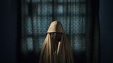 Fotograf: Adam Ferguson     29. März - 22. September 2017    1. Preis im Segment "Serien"  Porträts von Mädchen, die von der Terrorgruppe Boko Haram entführt wurden, fotografiert in Maiduguri im Bundesstaat Borno, Nigeria. Die Mädchen wurden mit Sprengstoff-Gürteln versehen und sollten sich dann inmitten von Menschenmengen in die Luft sprengen. Es gelang ihnen aber, zu entkommen und Hilfe zu finden.    Boko Haram, eine militante islamistische Gruppierung in Nigeria (der Name bedeutet etwa "westliche Bildung ist verboten") greift speziell Schulen an. Seit 2014 hat die Gruppierung mehr als 2000 Frauen und Mädchen entführt. Boko Haram sieht in Selbstmordattentaten durch Frauen eine neue Waffe. Im ersten Vierteljahr 2017 ließ die Gruppe 27 Kinder Selbstmordattentate verüben, gegenüber neun in demselben Zeitraum 2016.    Hier zu sehen ist Aisha, 14 Jahre alt.