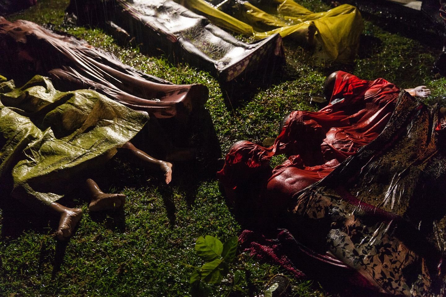 Fotograf: Patrick Brown     28. September 2017    1. Preis im Segment "Einzelfotos"  Ertrunkene Rohingya-Flüchtlinge werden niedergelegt. Das Boot, in dem sie aus Myanmar zu flüchten versuchten, kenterte ungefähr acht Kilometer vor Inani Beach, bei Cox's Bazar, Bangladesch. Es waren rund 100 Menschen an Bord, nur 17 überlebten.    Die Rohingya sind eine vorwiegend muslimische Minderheit von schätzungsweise einer Million Menschen im Bundesstaat Rakhine im Westen Myanmars. Durch in den 80er-Jahren erlassene Gesetze verloren sie den Anspruch auf die myanmarische Staatsbürgerschaft. Am 25. August kam es in Myanmar zu Gewaltausbrüchen, nachdem militante Rohingya bei Überfällen auf Polizeistationen 12 Sicherheitskräfte getötet hatten. Daraufhin griffen die Behörden von Myanmar, mancherorts mit Unterstützung buddhistischer Gruppen, Rohingya-Dörfer an und brannten Häuser nieder. Nach UNHCR-Angaben hatte die Anzahl der daraufhin nach Bangladesch geflüchteten Rohingya am 28. September 500.000 erreicht.