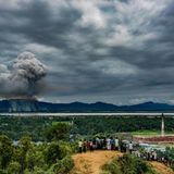 Fotograf: Md Masfiqur Akhtar Sohan     9. September 2017    3. Preis im Segment "Einzelfotos"  Im Notlager Leda in Cox's Bazar, Bangladesch, schauen Rohingya auf brennende Häuser, gleich hinter der Grenze zu Myanmar.    Nachdem Rebellen der Arakan Rohingya Salvation Army (ARSA) im August eine staatliche Polizeistation angegriffen hatten, wurden Rohingya-Dörfer angegriffen und niedergebrannt, was einen Flüchtlingsstrom nach Bangladesch auslöste. Die Regierung machte ARSA für die Angriffe verantwortlich. Die Flüchtlinge selbst sowie Human Rights Watch, die Satellitenbilder analysiert hatten, sagten, Sicherheitskräfte von Myanmar hätten die Brände gelegt. Bis Ende November waren über 350 Dörfer teilweise oder völlig zerstört.