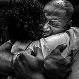 Fotograf: Richard Tsong-Taatarii     18. Juni 2017    2. Preis im Segment "Einzelfotos"  Jemand umarmt John Thompson in St. Anthony, Minnesota, USA, nach seiner Ansprache bei der Trauerkundgebung für seinen Freund Philando Castile. Zwei Tage davor wurde der Polizist Jeronimo Yanez in allen Anklagepunkten für Castiles Erschießung freigesprochen.    Im Juli 2016 hatte Yanez in Falcon Heights, Minnesota, Castiles Auto wegen eines defekten Bremslichts angehalten. Der Schwarzamerikaner Castile zeigte auf die Aufforderung des Polizisten hin die Versicherungspapiere und teilte mit, er habe eine Waffe im Auto. Wie das Autokamera-Video der Polizei zeigt, schrie Yanez "Zieh nicht!" und feuerte mehrere Schüsse in das Auto ab, die Castile tödlich verletzten. Yanez wurde der fahrlässigen Tötung am 16. Juni 2017 freigesprochen. Nach dem Tod seines Freundes war Thompson ein prominentes Gesicht auf vielen Kundgebungen.